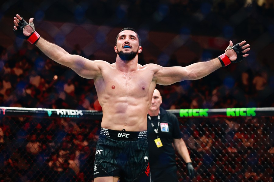 Farman Hasanov opening his arms celebrating his win