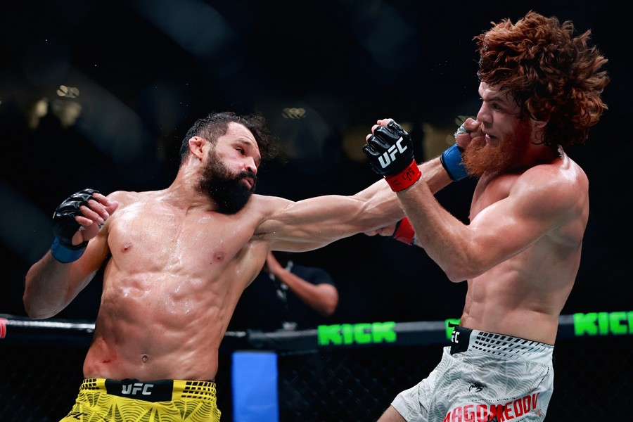 Michel Pereira kicks Shara Magomedov from face