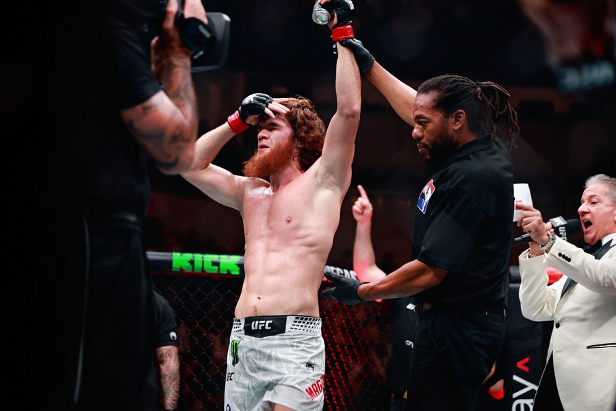 The moment Shara Magomedov announced as winner